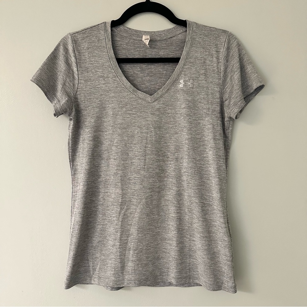 Under armour heat gear v neck shirt size XS